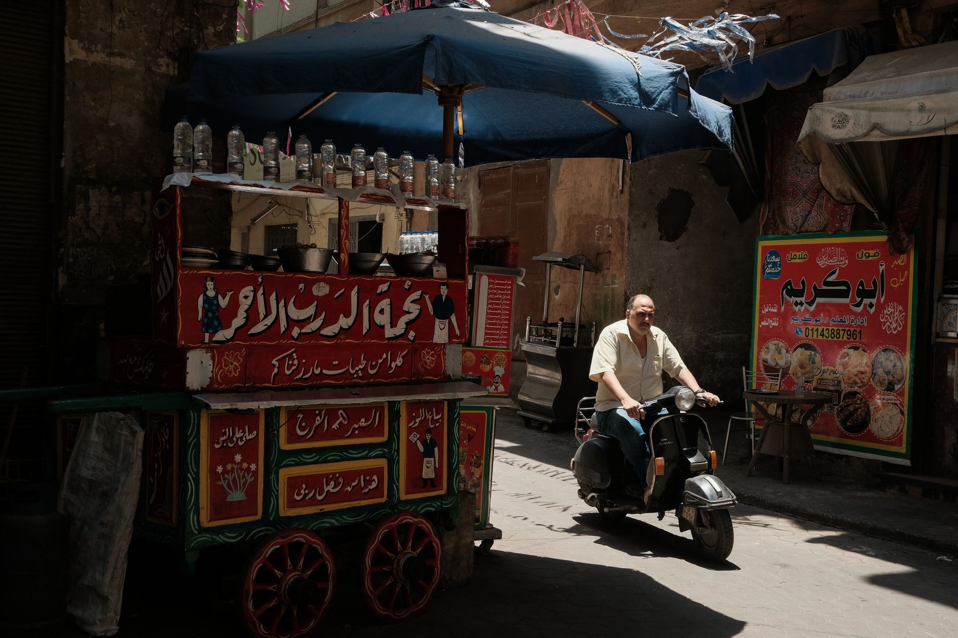 عربة طعام شعبية في شارع بالقاهرة